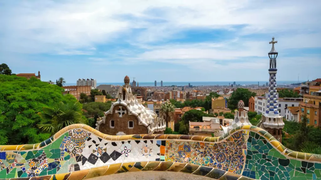 vista-panoramica-barcelona-varios-tejados-edificio-vista-parc-guell-espana