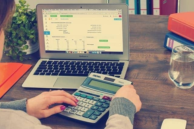ordenador y calculadora para ver las obligaciones fiscales